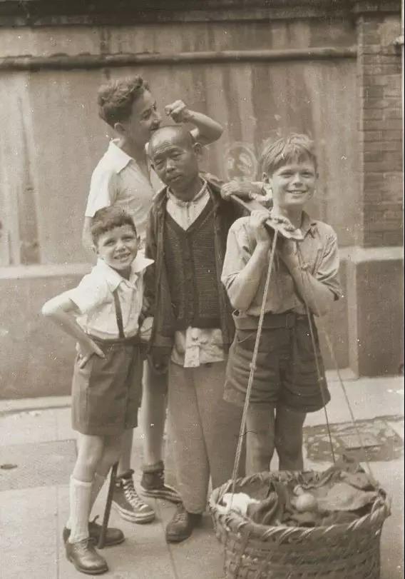 三个犹太儿童与上海街头的荷担小贩，1946年，艾立克摄.jpg